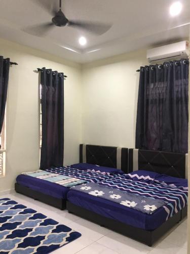 Postel nebo postele na pokoji v ubytování Homestay Cikgu Izan Kuala Terengganu