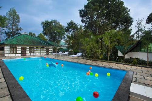una piscina con bolas en el agua en Misty Lake Resorts, Munnar, en Munnar