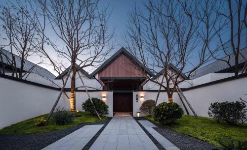 a house with a pathway leading to the front door at Ahn Lan Xinchang in Xinchang