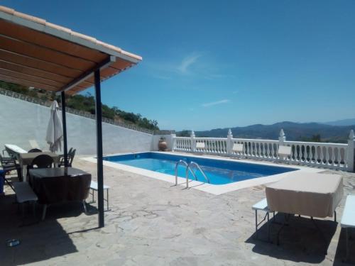 uma villa com uma piscina e um pátio em Casa Rural La Higuera 2 em La Joya