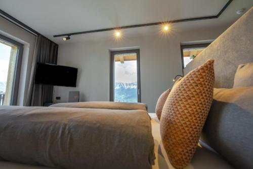a bedroom with two beds and a tv and windows at Nagalu in Fiss