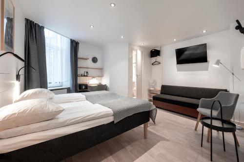 1 dormitorio con 1 cama grande y 1 sofá en Go Hotel Ansgar, en Copenhague