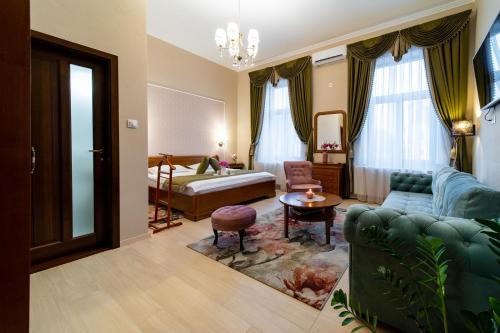 un soggiorno con divano e letto di Central Harmony Apartment a Odorheiu Secuiesc