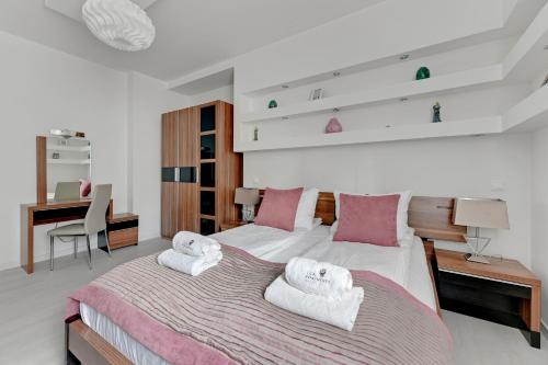 ソポトにあるLion Apartments - Bright Sideのベッドルーム1室(ベッド2台、タオル付)