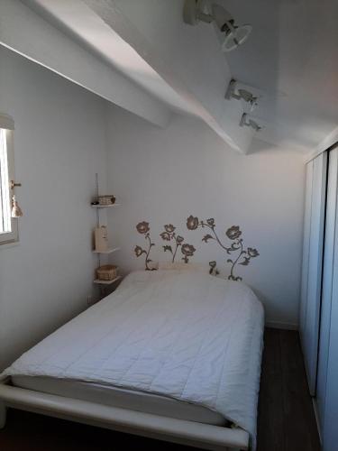 une chambre avec un lit dans une pièce blanche dans l'établissement Location maison 4 pers Le Grau d'Agde 34, au Grau-dʼAgde