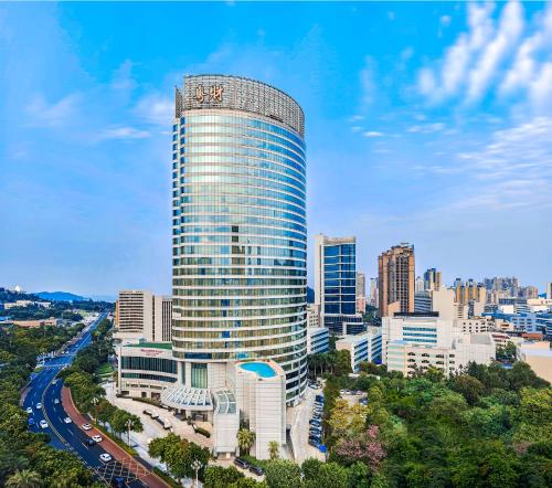 wysoki budynek przed miastem w obiekcie Crowne Plaza Zhuhai City Center, an IHG Hotel w mieście Zhuhai