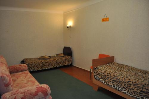 Habitación con 2 camas y sofá en Apartment near the bus station in Kremenchuk, en Kremenchuk