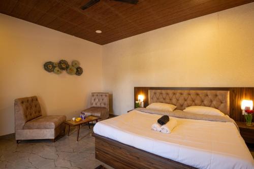 Un pat sau paturi într-o cameră la Takshshila Park And Resorts