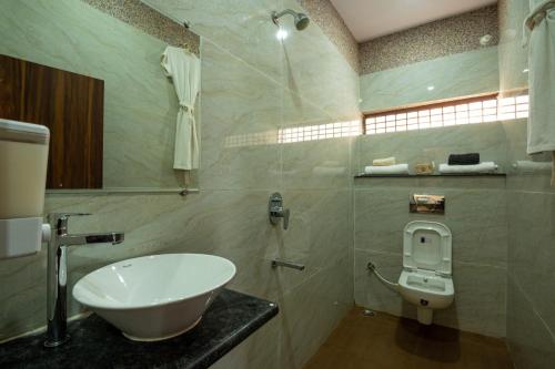 Bathroom sa Takshshila Park And Resorts