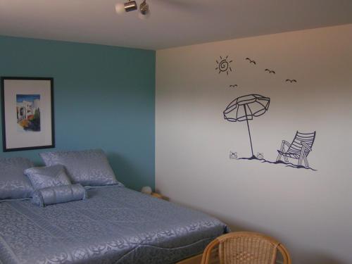 um quarto com uma cama e um guarda-sol e cadeiras em Nowak's Own B&B em Shediac