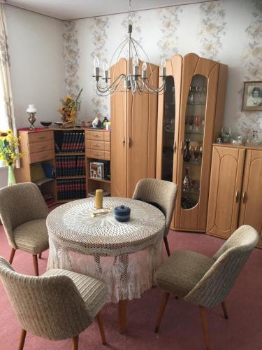 a dining room with a table and chairs at Ferienwohnung bunte Stadt an der Elde in Grabow