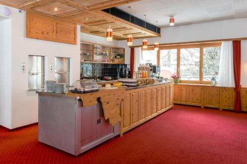 Kuchyňa alebo kuchynka v ubytovaní Hotel Grischuna