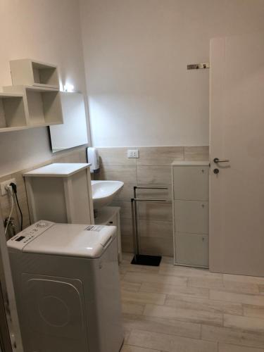 a small bathroom with a washing machine and a sink at Appartamento House Apartment Tabe Centro Bologna in Bologna