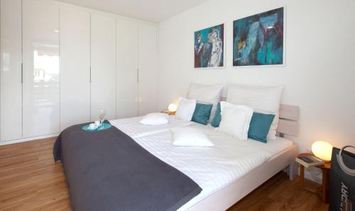 ein Schlafzimmer mit einem großen Bett mit weißen und blauen Kissen in der Unterkunft Glücks-Quartier "Waldhufe 1" in Bad Liebenzell