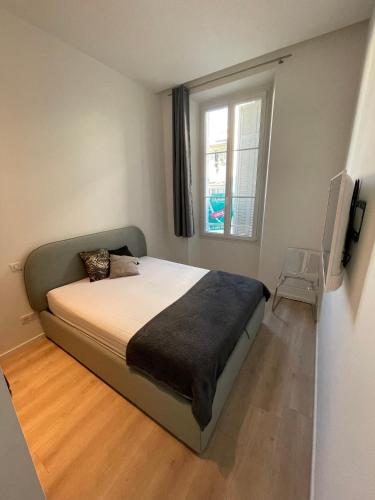 1 dormitorio con 1 cama en una habitación con ventana en LEC2-3 Pièces rénové - Centre Ville, en Cannes