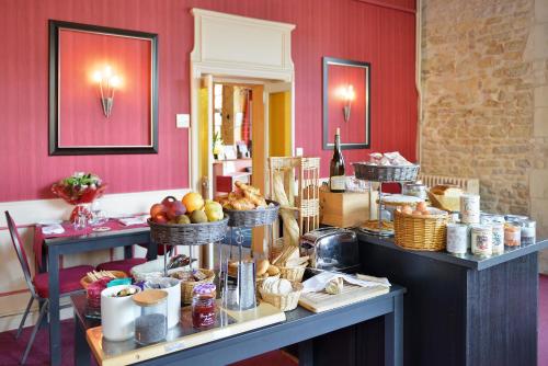 a buffet with baskets of food on a table at Gite le Petit Puits à Richelieu in Richelieu