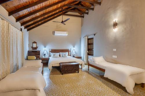 THE KUTCHH COURTYARDにあるベッド