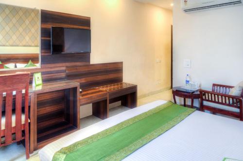 a room with a desk with a flat screen tv at Hotel Dreamland Chandigarh in Chandīgarh