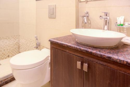 a bathroom with a toilet and a sink at Hotel Dreamland Chandigarh in Chandīgarh