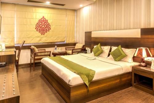 a bedroom with a large bed in a room at Hotel Dreamland Chandigarh in Chandīgarh