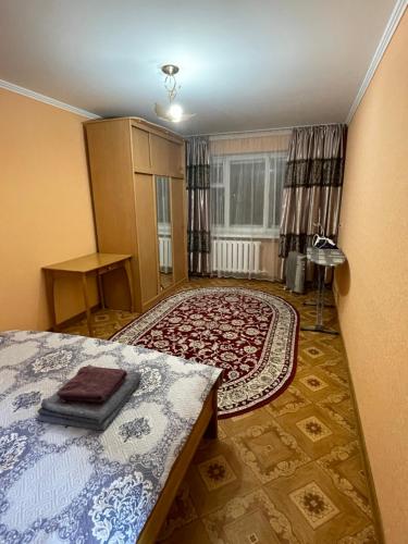 Postel nebo postele na pokoji v ubytování 2-х комнатная Ауезова
