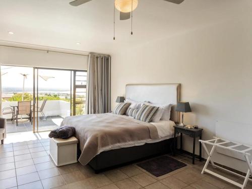The Ocean Bay Luxury Guesthouse tesisinde bir odada yatak veya yataklar