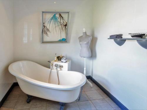 Bilik mandi di The Ocean Bay Luxury Guesthouse