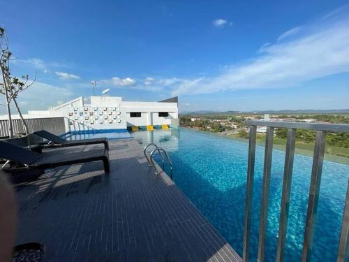 uma vista para uma piscina a partir da varanda de uma casa em myRumah Imperio Home , Alor Setar 3BR with Sky Infinity Pool em Alor Setar