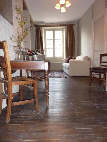 un salon avec une table et un canapé dans l'établissement Le Logis Alexandra BnB, à La Trimouille