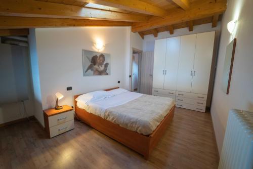 a bedroom with a bed and a lamp on a night stand at Residence Dorio in Dorio