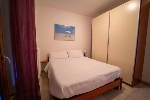 a small bedroom with a white bed in it at Residence Dorio in Dorio