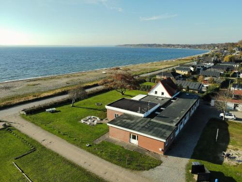 una vista aérea de una pequeña ciudad junto al agua en Pinnebergheim en Haderslev