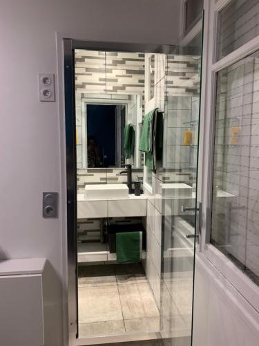 a bathroom with two sinks and a mirror at PARIS /LA DÉFENSE 5 MM DE L’ARC DE TRIOMPHE in Courbevoie