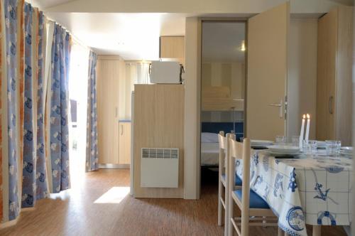 a kitchen and dining room with a table and a room at Club del Sole Vigna sul Mar Family Collection in Lido di Pomposa