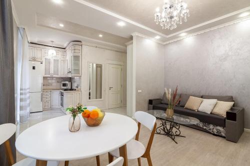 - un salon avec une table blanche et un canapé dans l'établissement Апартаменти з балконом і парковкою, à Lviv