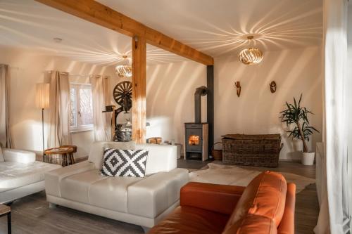 Posedenie v ubytovaní Chalet Happy Family, secluded location, 15 min to salzburg and just short to t lakes sound of music, BBQ&bikes&sunbeds for free, up to 14p
