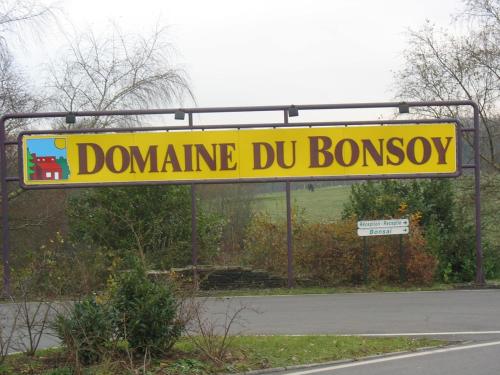 a yellowdoamine du bonsey sign on the side of a road at Gezellige Chalet met groot zonneterras in Domaine du Bonsoy - vernieuwd in 2024 in Blaimont