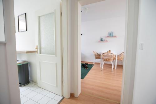 - un couloir avec une salle à manger dotée d'une table et de chaises dans l'établissement gemütlich und modern mit großem Balkon, à Zwickau