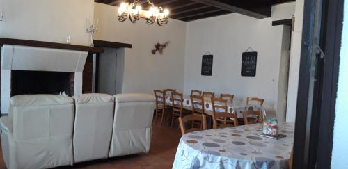 un comedor con mesa y sillas en una habitación en Domaine de la dijonniere La berrichonne, en Clémont