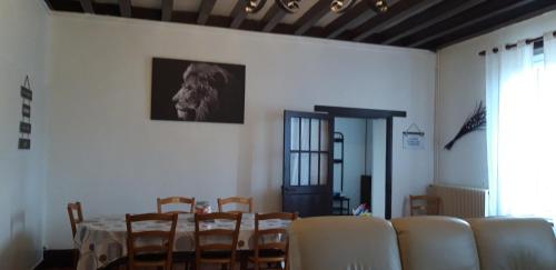 comedor con mesa y sillas en Domaine de la dijonniere La berrichonne, en Clémont