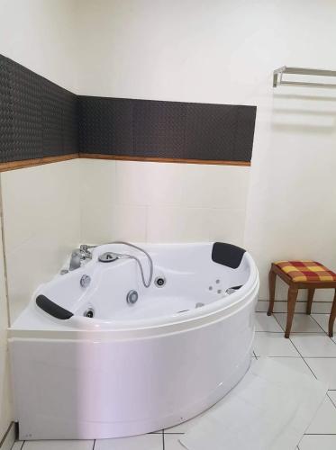 Bilik mandi di alpes hotel barreme