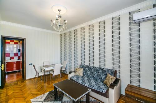 een woonkamer met een bank en een tafel bij Deluxe Apartment 39 in Baku