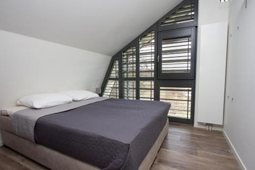 Cama ou camas em um quarto em Goudvink Egmond