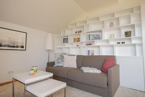 a living room with a couch and white shelves at Nagalu in Fiss