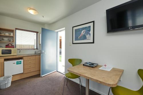 O bucătărie sau chicinetă la Kaikoura Quality Suites