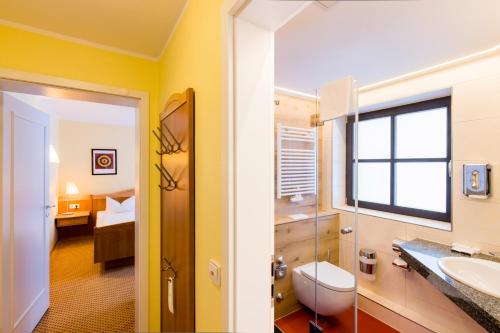 ヴァルタースドルフにあるHubertusbaudeの部屋に洗面台とトイレが付いたバスルーム