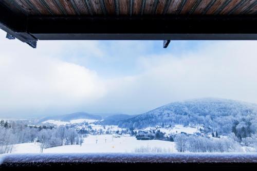 ホテルから撮影された、または一般的な山の景色