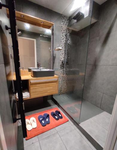 La salle de bains est pourvue d'un lavabo, d'une douche et de chaussons. dans l'établissement T3 au centre ville avec balcon, parking gratuit, à Quimper