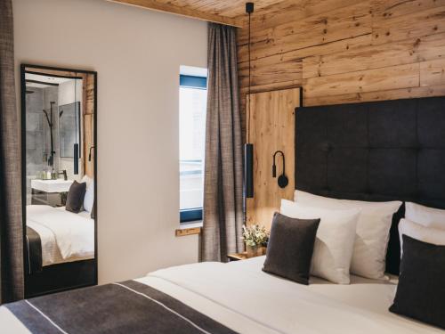 Una cama o camas en una habitación de VAYA Kühtai