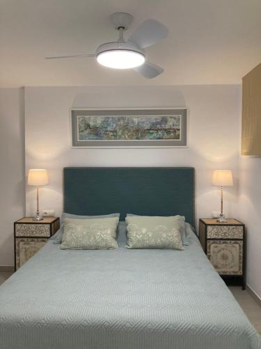 1 dormitorio con 1 cama grande y 2 mesitas de noche en Seaside apartment Atlantico Arenal-Bol Calpe, en Calpe